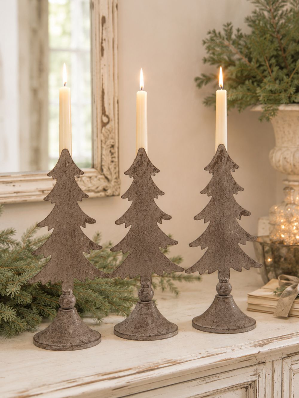 Bougeoir sapin de Noël Blanc Mariclò en métal brun patiné sur pied, style vintage shabby chic pour décorer une console ou une table de fête