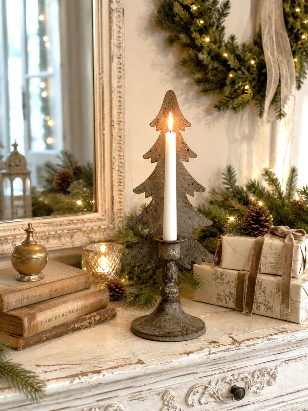 Bougeoir sapin de Noël Blanc Mariclò en métal brun patiné sur pied, style vintage shabby chic pour décorer une console ou une table de fête
