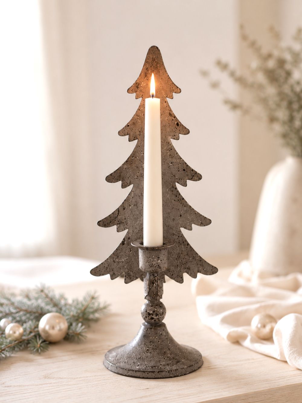 Bougeoir sapin de Noël Blanc Mariclò en métal brun patiné sur pied, style vintage shabby chic pour décorer une console ou une table de fête