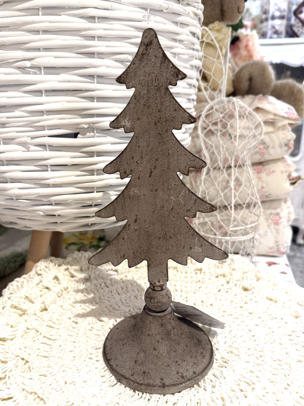 Bougeoir sapin de Noël Blanc Mariclò en métal brun patiné sur pied, style vintage shabby chic pour décorer une console ou une table de fête