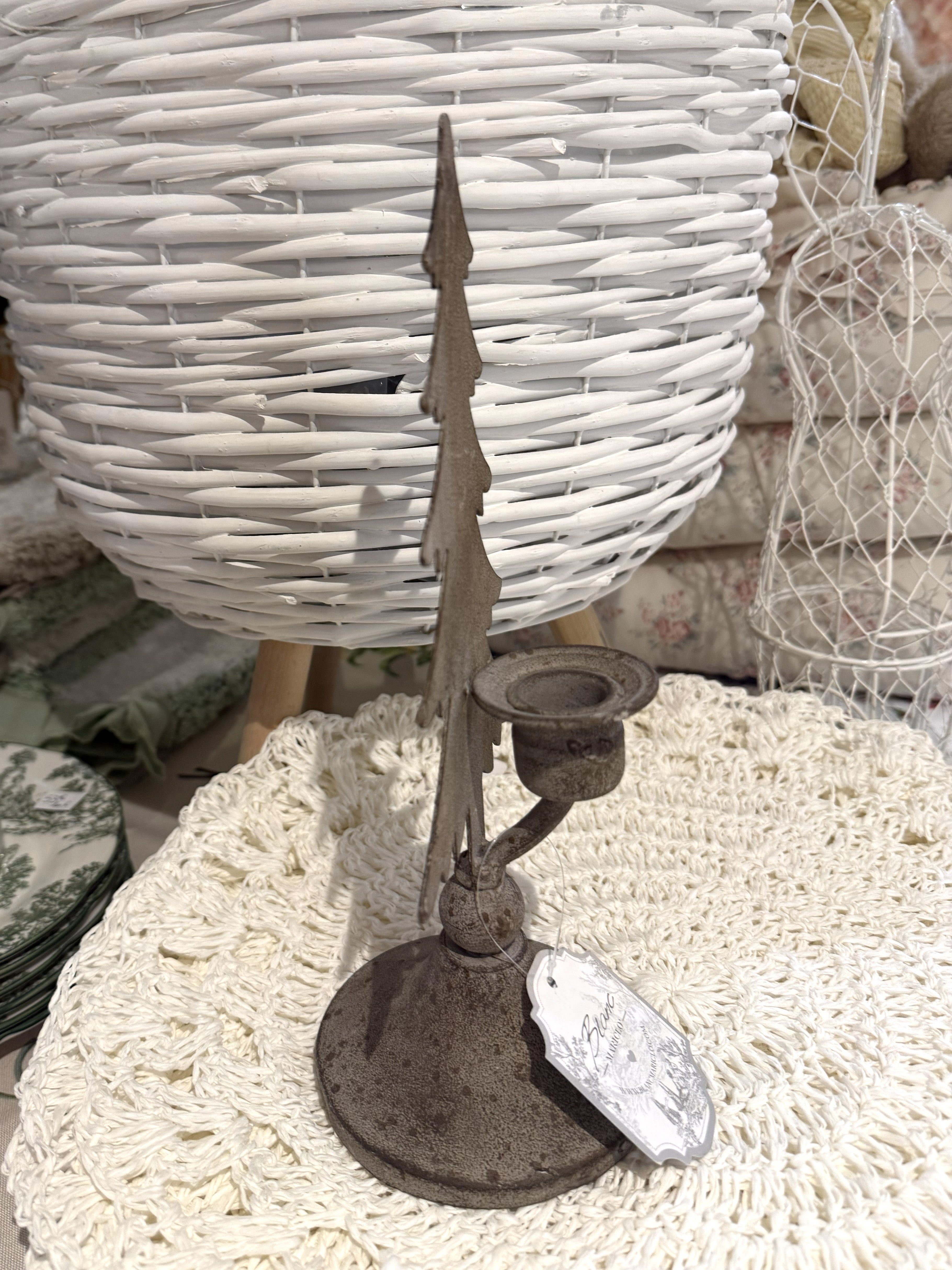 Bougeoir sapin de Noël Blanc Mariclò en métal brun patiné sur pied, style vintage shabby chic pour décorer une console ou une table de fête