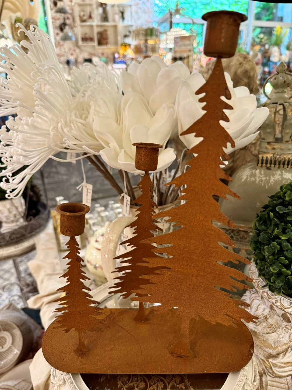 Bougeoir décoratif en métal rouille de 25x30 cm représentant trois sapins stylisés pour 3 bougies, style hivernal féérique et rustique