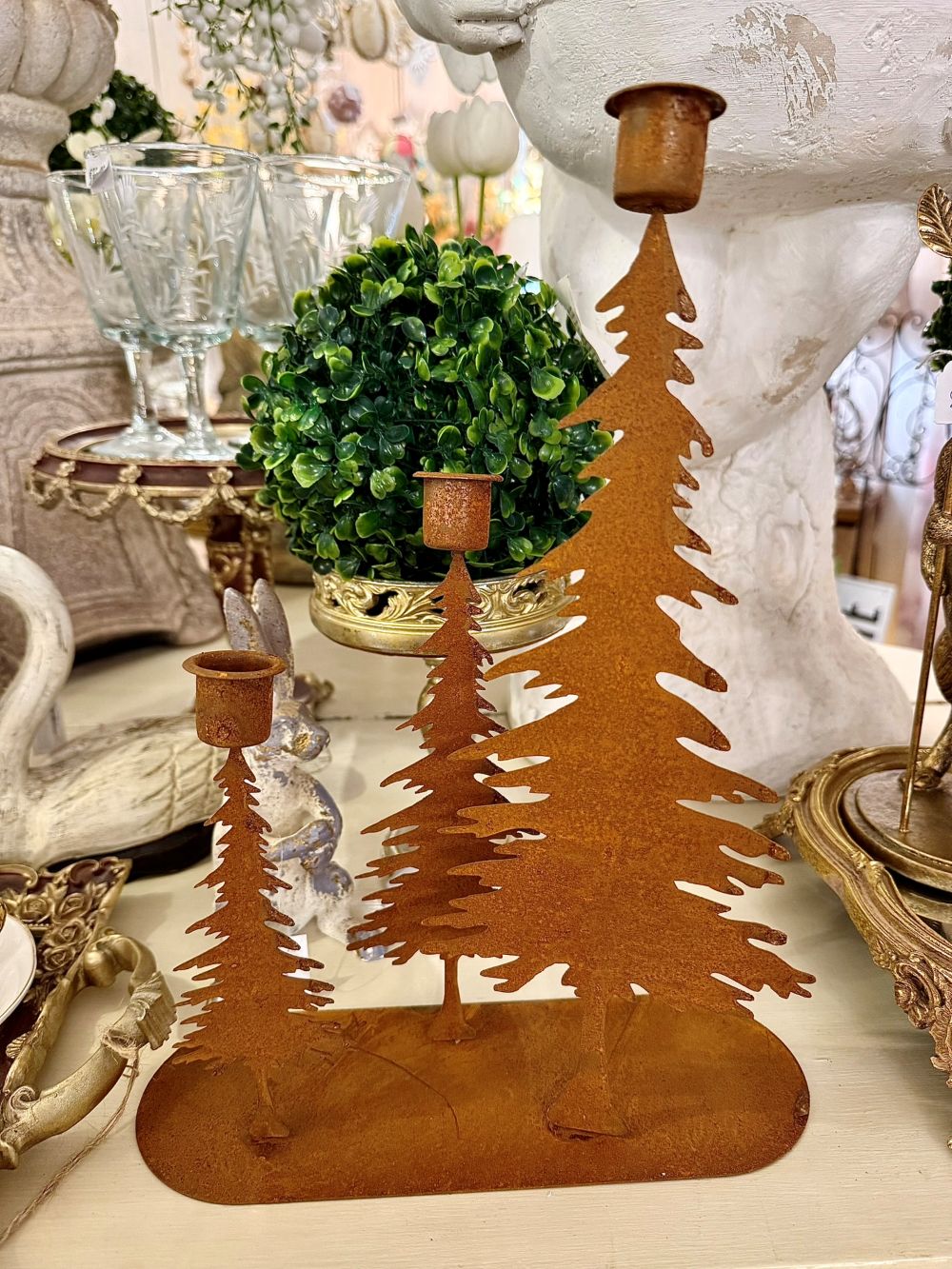 Bougeoir décoratif en métal rouille de 25x30 cm représentant trois sapins stylisés pour 3 bougies, style hivernal féérique et rustique