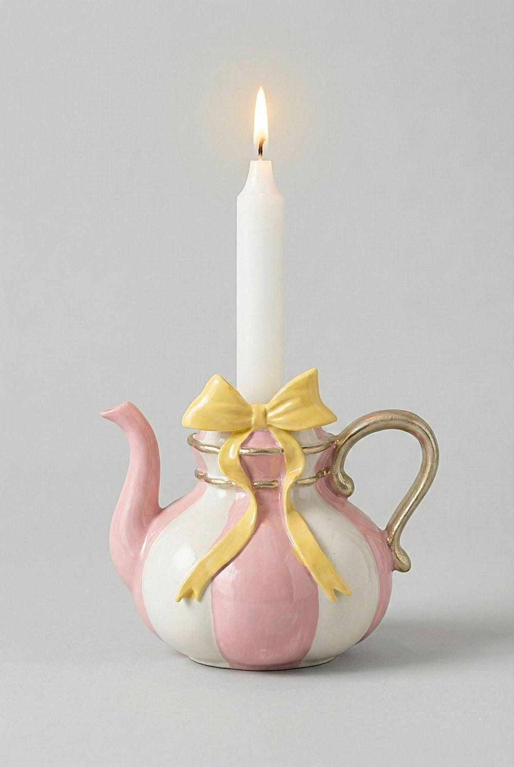 Bougeoir décoratif en forme de théière rose et blanc au style shabby chic romantique, ambiance poétique et décoration de charme