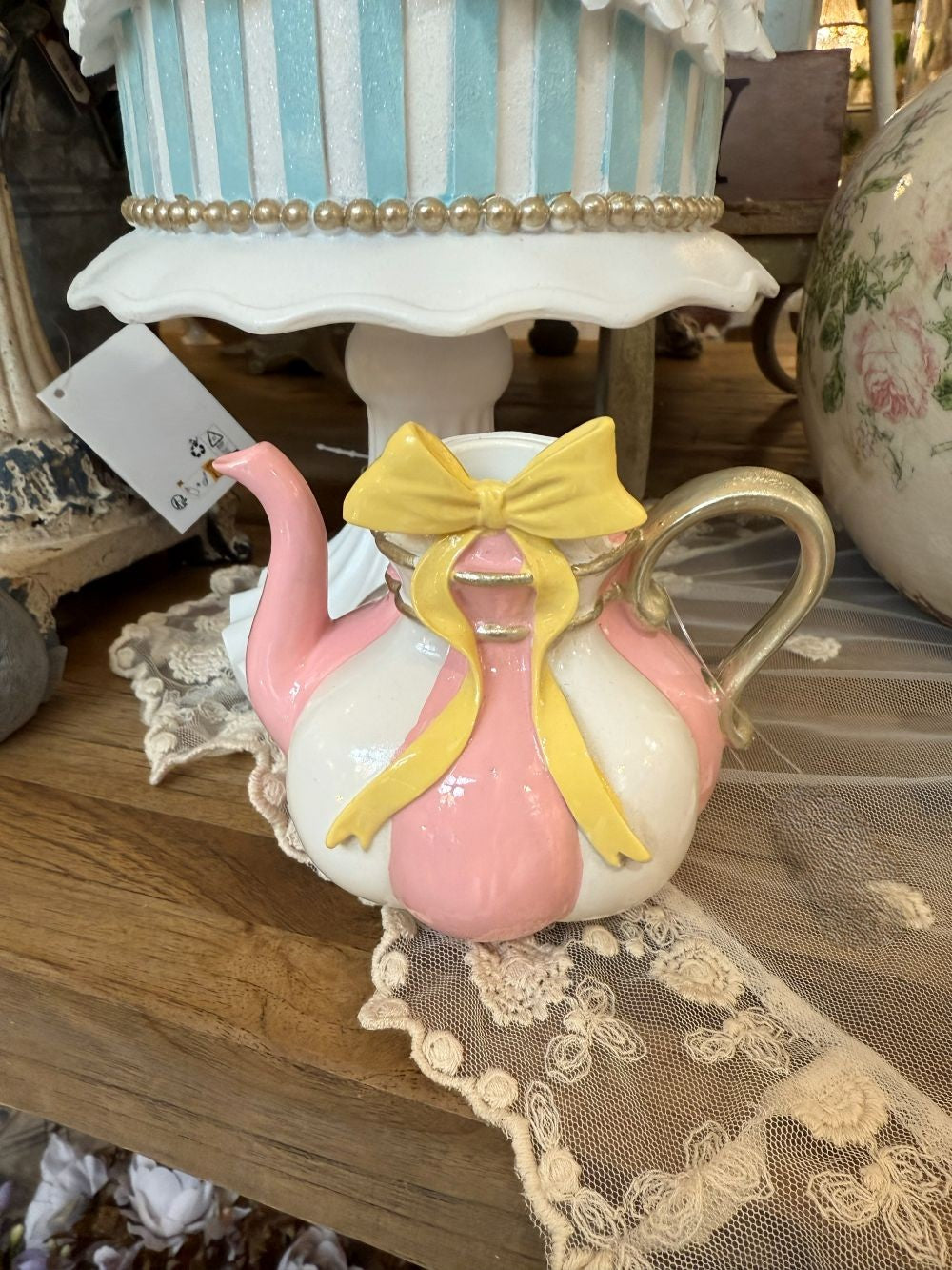 Bougeoir décoratif en forme de théière rose et blanc au style shabby chic romantique, ambiance poétique et décoration de charme