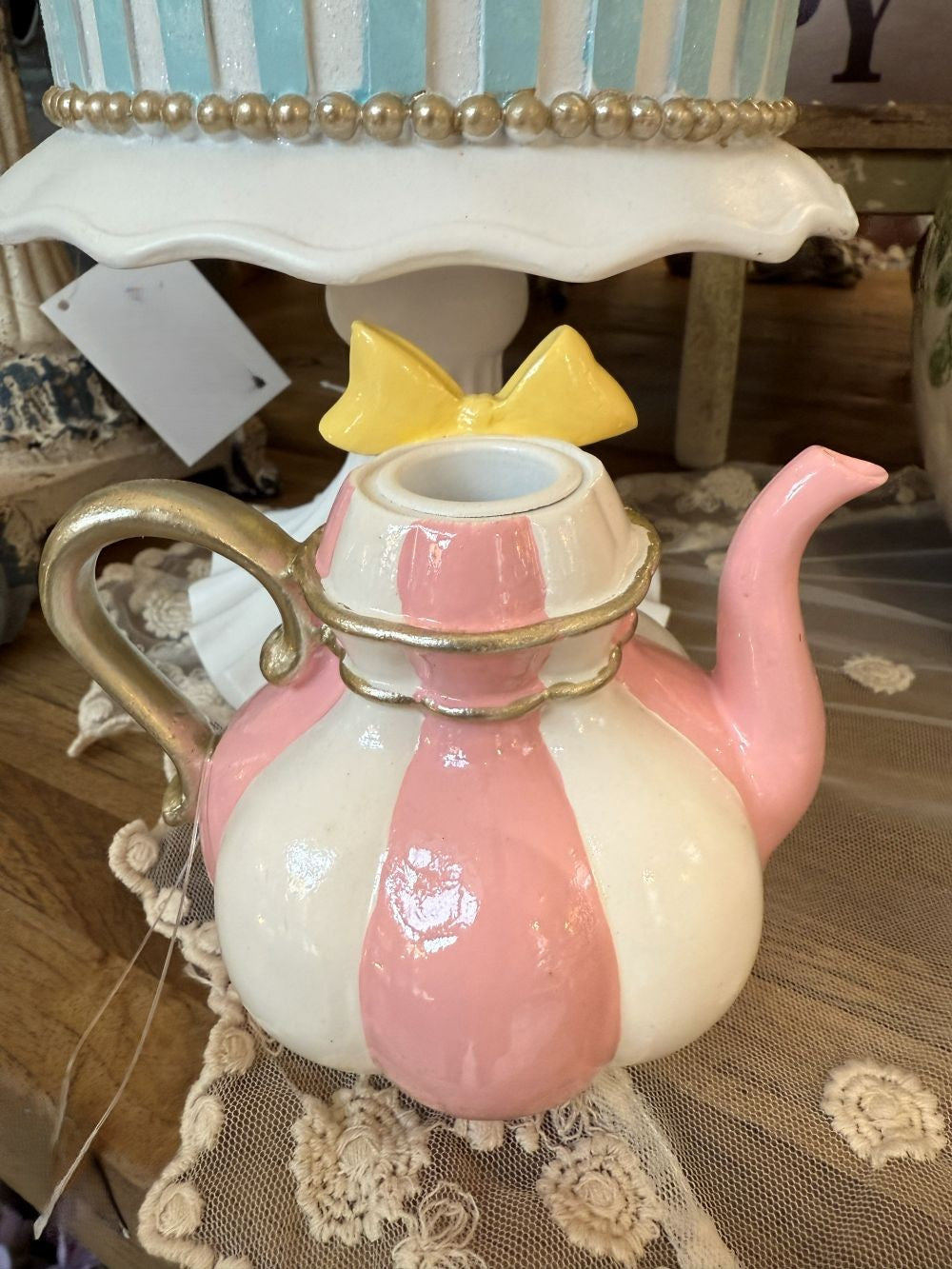 Bougeoir décoratif en forme de théière rose et blanc au style shabby chic romantique, ambiance poétique et décoration de charme