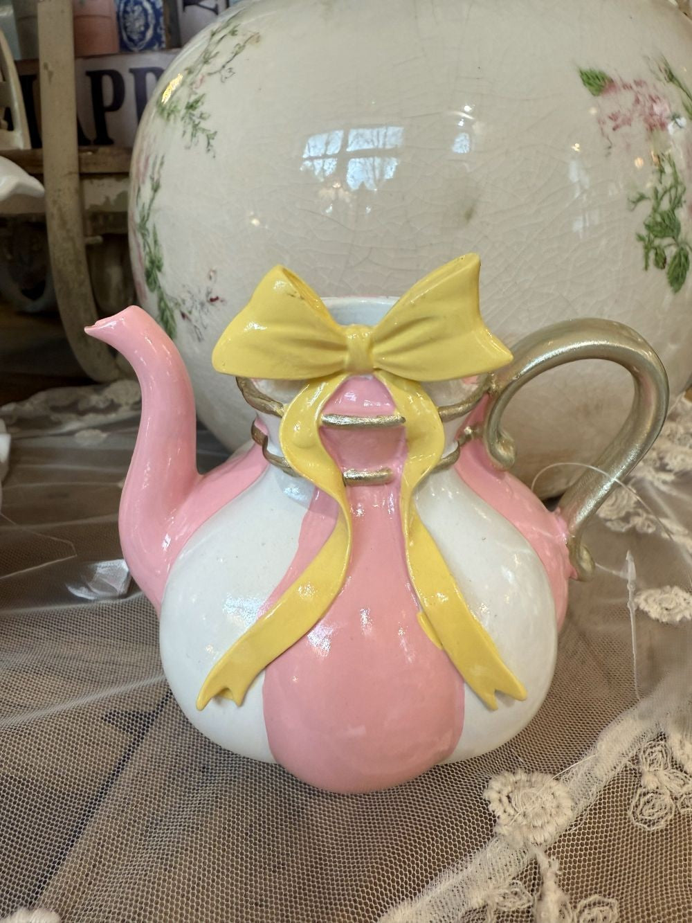Bougeoir décoratif en forme de théière rose et blanc au style shabby chic romantique, ambiance poétique et décoration de charme