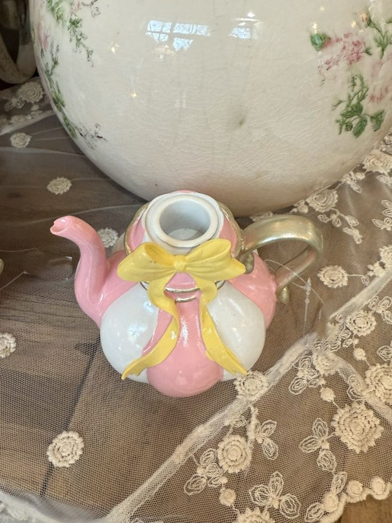 Bougeoir décoratif en forme de théière rose et blanc au style shabby chic romantique, ambiance poétique et décoration de charme