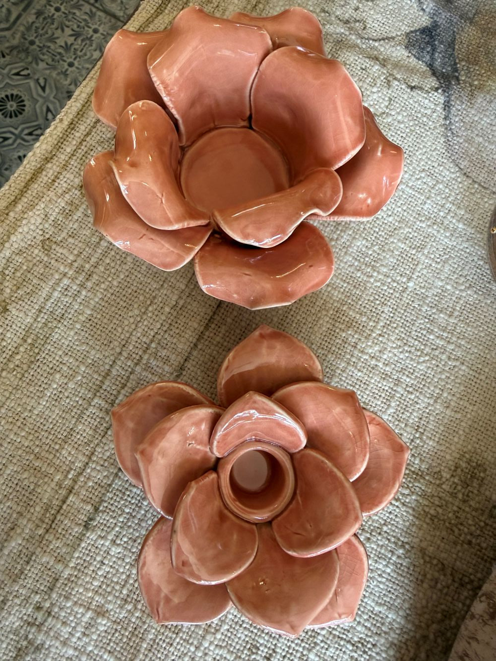 Lot de bougeoirs en forme de fleur rose en faïence, style shabby chic et décoration romantique, ambiance douce et poétique
