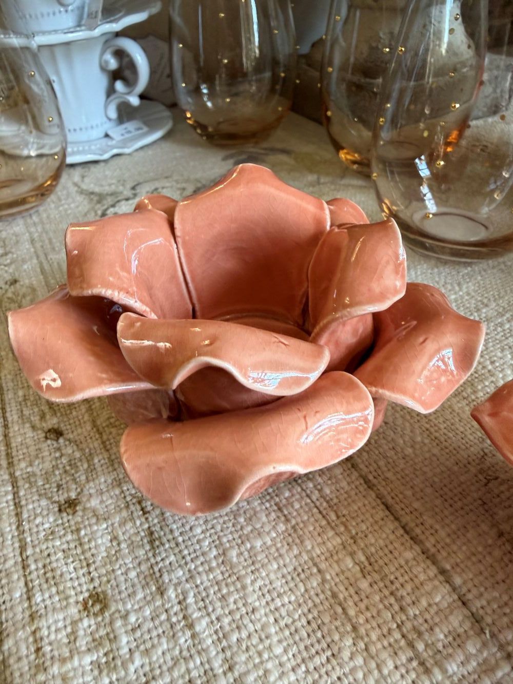 Lot de bougeoirs en forme de fleur rose en faïence, style shabby chic et décoration romantique, ambiance douce et poétique