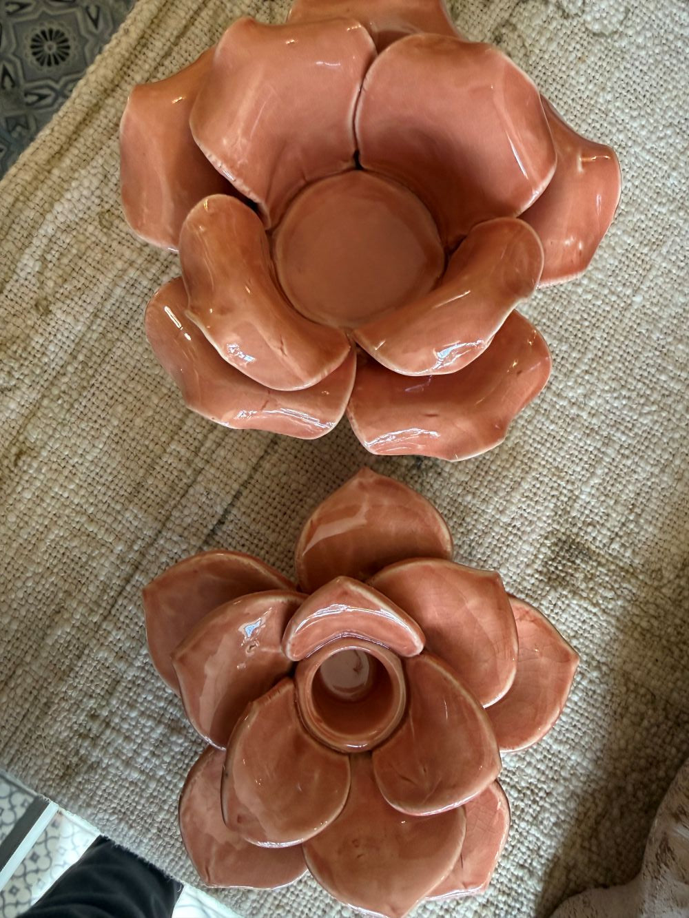 Lot de bougeoirs en forme de fleur rose en faïence, style shabby chic et décoration romantique, ambiance douce et poétique