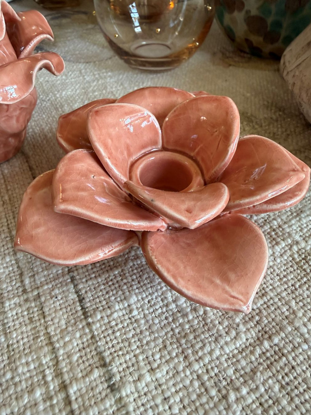 Lot de bougeoirs en forme de fleur rose en faïence, style shabby chic et décoration romantique, ambiance douce et poétique