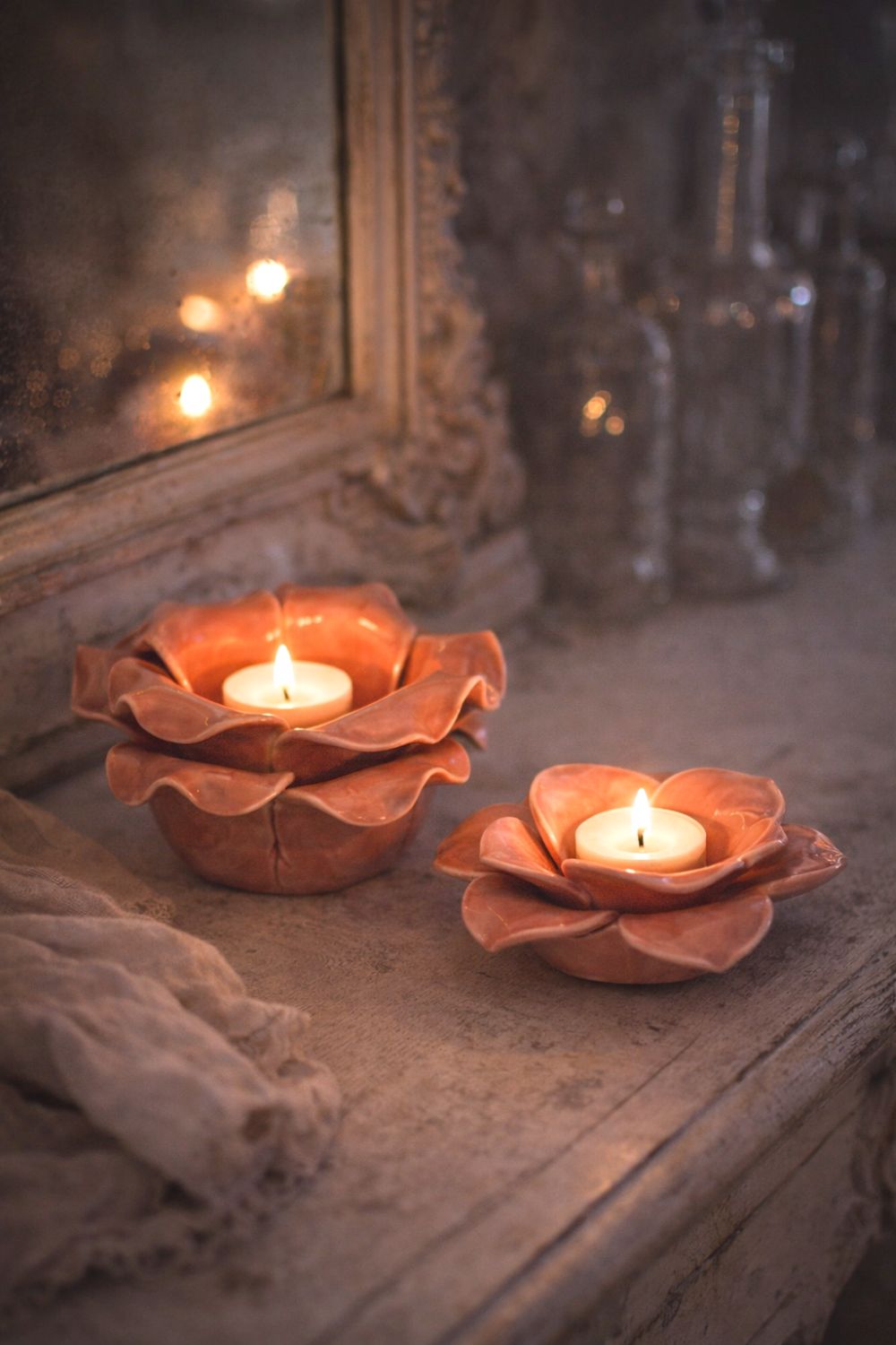 Lot de bougeoirs en forme de fleur rose en faïence, style shabby chic et décoration romantique, ambiance douce et poétique