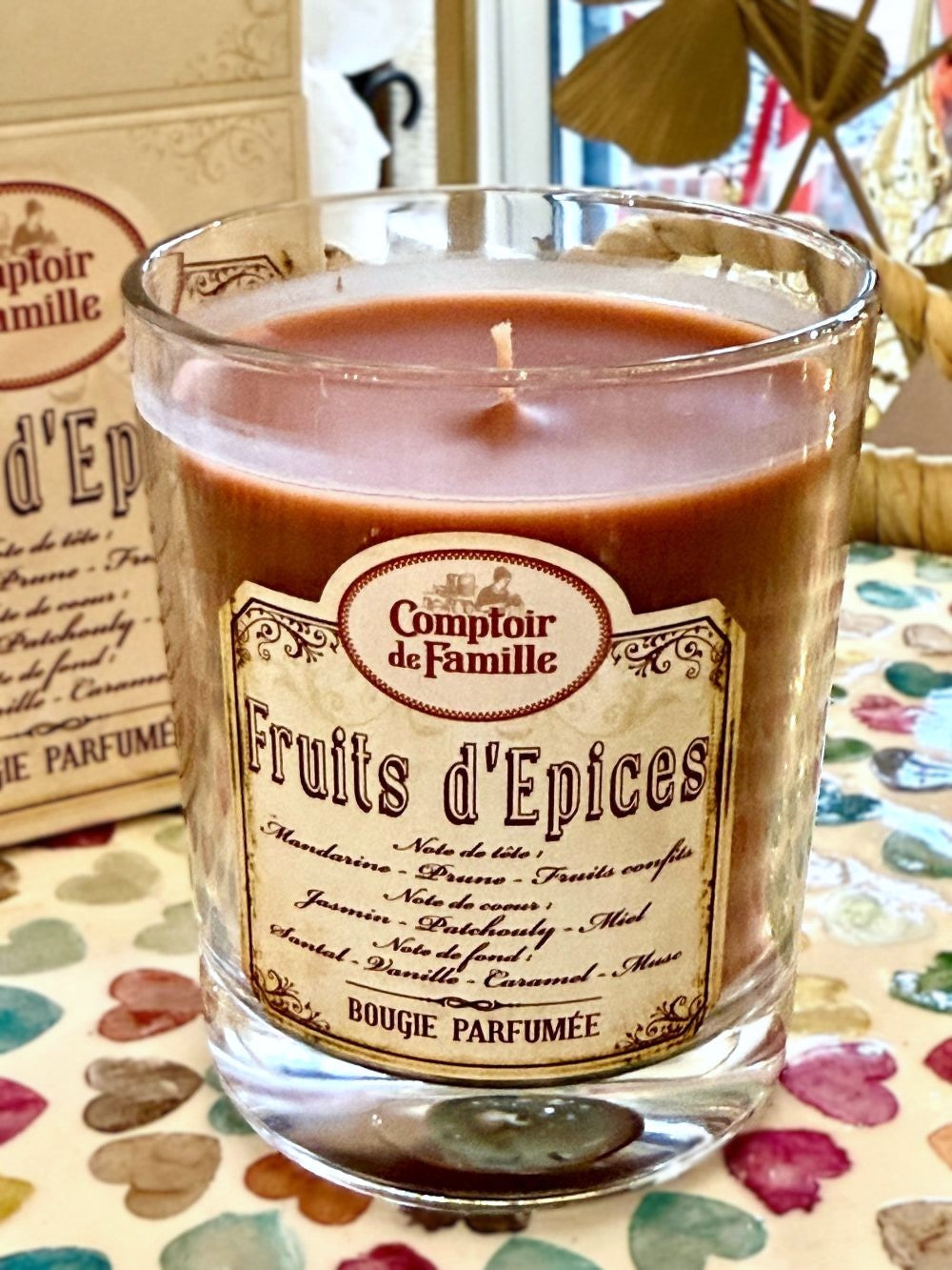 Bougie parfumée Fruits d’Épices Comptoir de Famille dans son contenant en verre ambré, ambiance chaleureuse et déco shabby chic, parfum épicé et gourmand idéal pour une atmosphère cosy