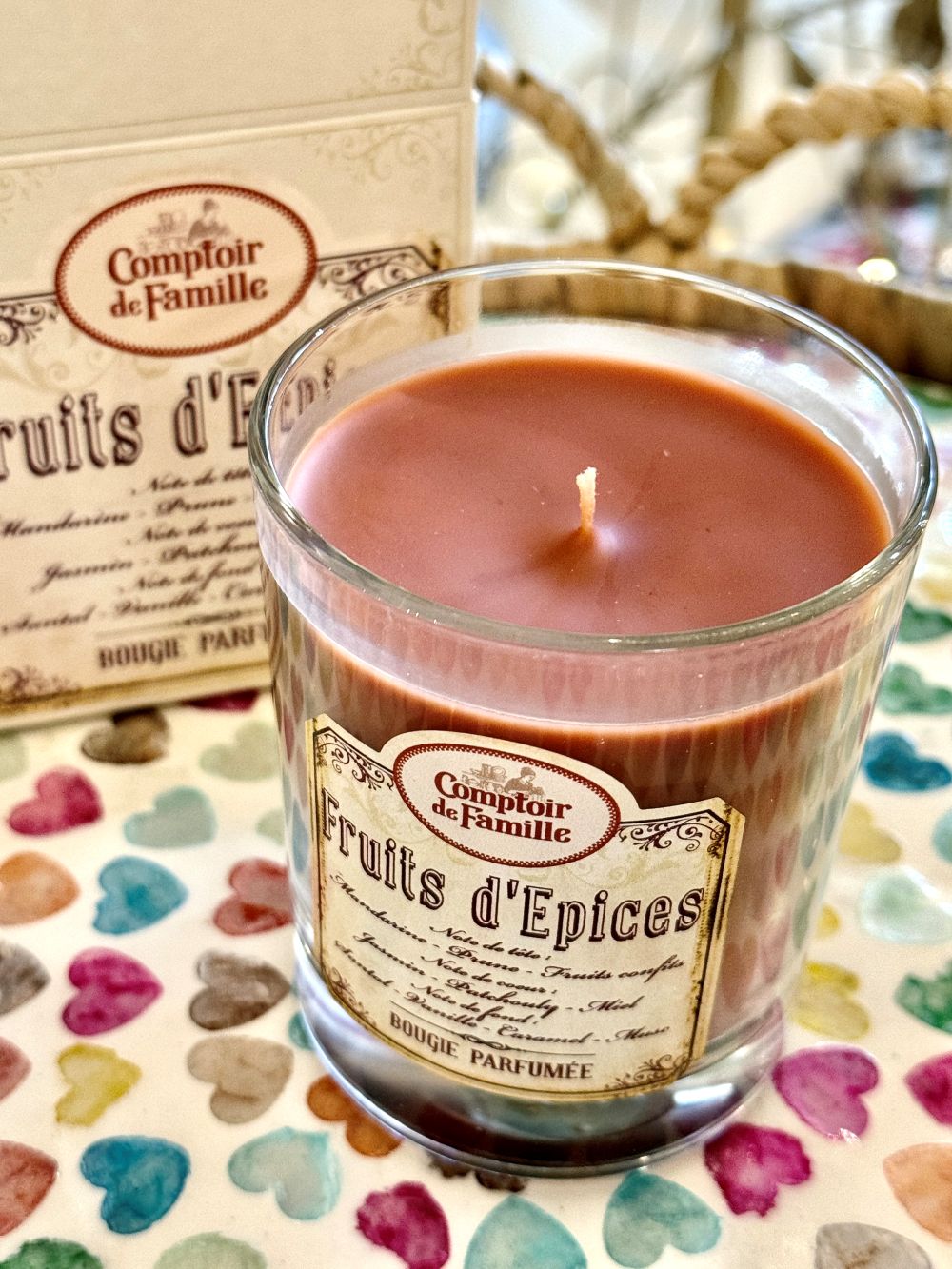 Bougie parfumée Fruits d’Épices Comptoir de Famille dans son contenant en verre ambré, ambiance chaleureuse et déco shabby chic, parfum épicé et gourmand idéal pour une atmosphère cosy