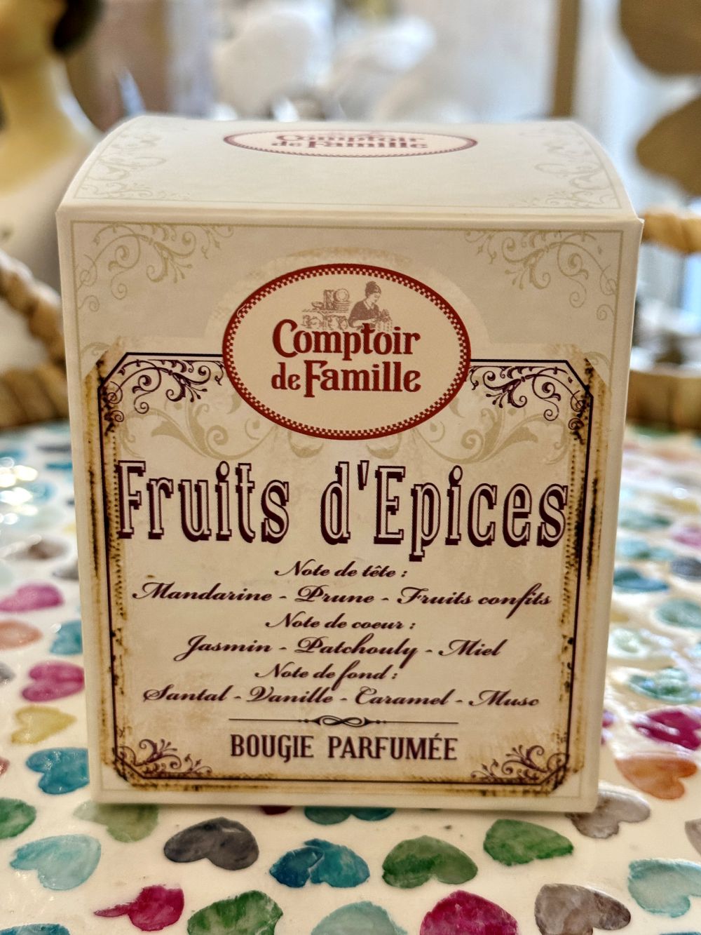 Bougie parfumée Fruits d’Épices Comptoir de Famille dans son contenant en verre ambré, ambiance chaleureuse et déco shabby chic, parfum épicé et gourmand idéal pour une atmosphère cosy