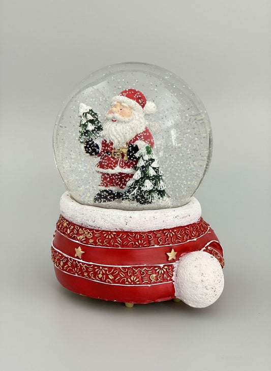 Boule à neige Père Noël musical rouge et doré avec sapins enneigés, accessoire de décoration féérique et de charme pour Noël