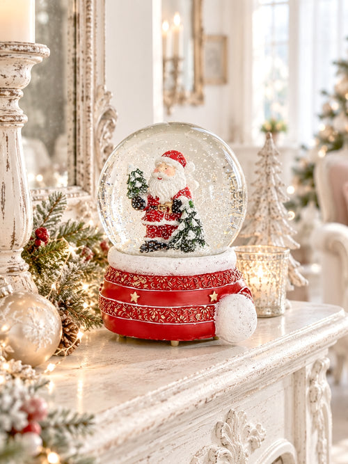 Boule à neige Père Noël musical rouge et doré avec sapins enneigés, accessoire de décoration féérique et de charme pour Noël