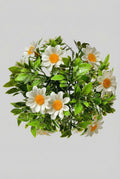 Boule décorative avec fleurs blanches printanières, décoration de charme aux tons doux, style romantique et poétique pour ambiance printanière