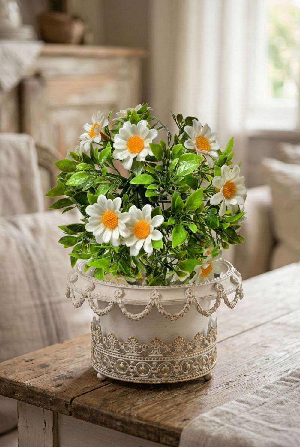 Boule décorative avec fleurs blanches printanières, décoration de charme aux tons doux, style romantique et poétique pour ambiance printanière