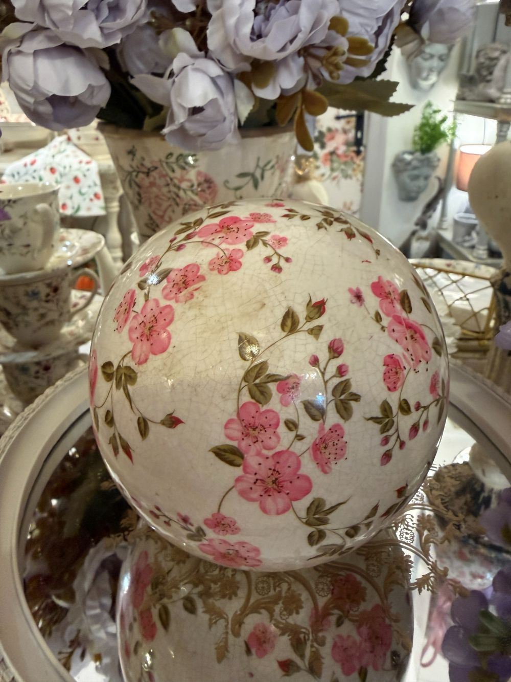 Boule Liberty en terre cuite 12 cm motif floral rose poudré et vert sur fond blanc patiné, décoration romantique shabby chic, ambiance maison de charme