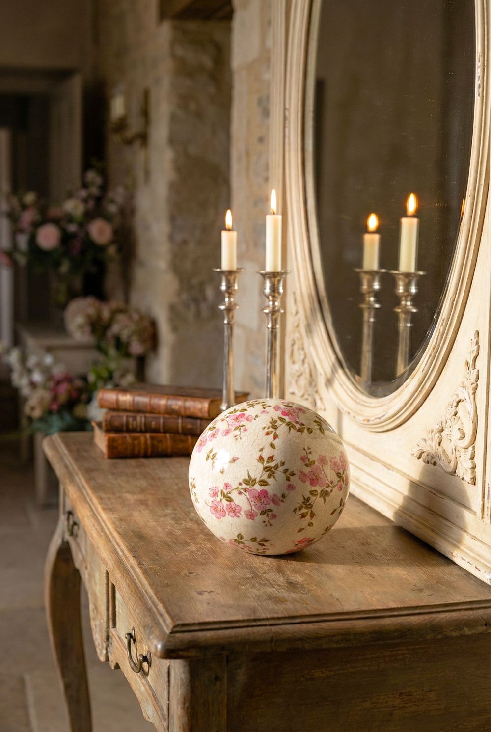 Boule Liberty en terre cuite 12 cm motif floral rose poudré et vert sur fond blanc patiné, décoration romantique shabby chic, ambiance maison de charme