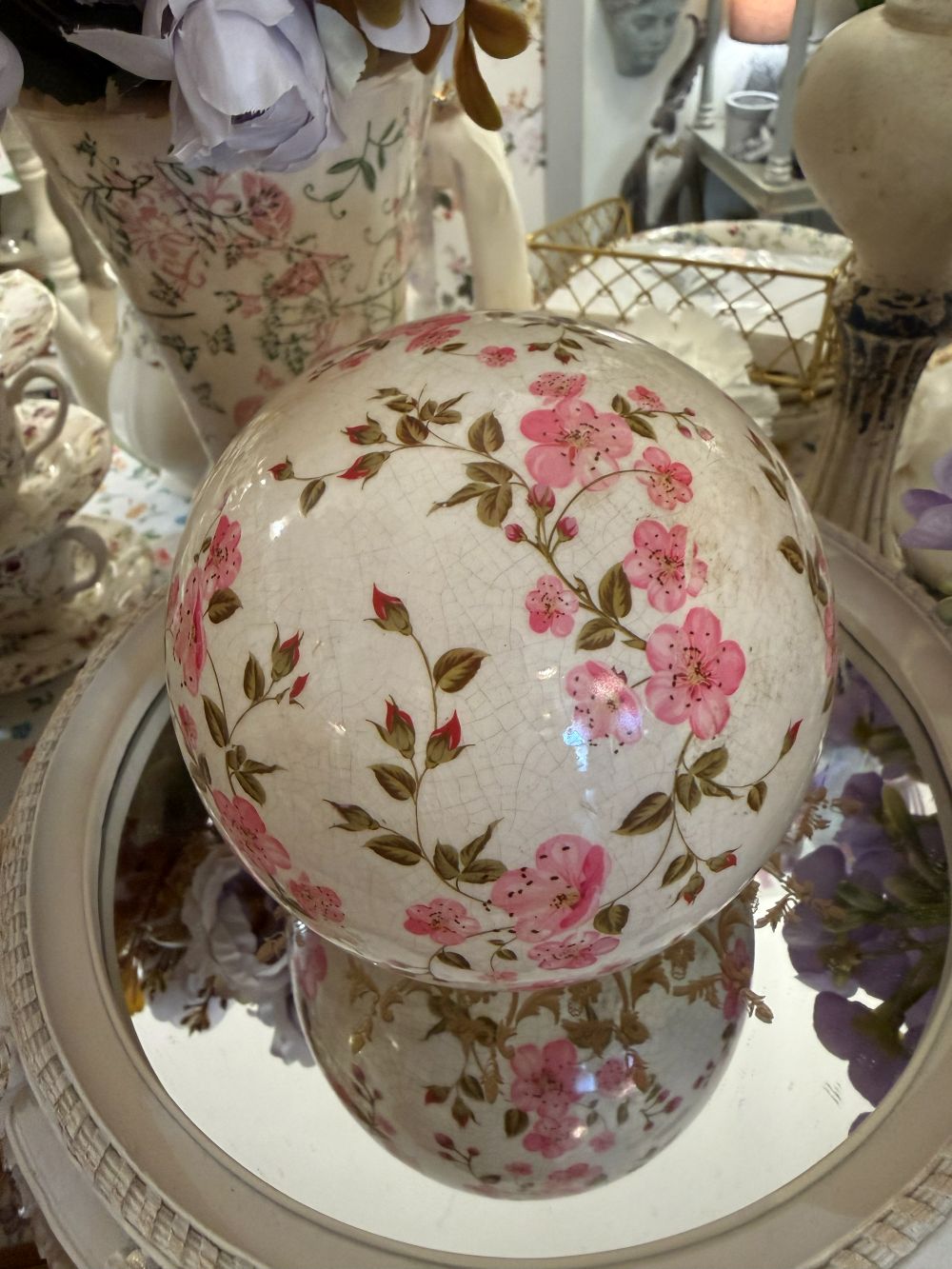 Boule Liberty en terre cuite 12 cm motif floral rose poudré et vert sur fond blanc patiné, décoration romantique shabby chic, ambiance maison de charme