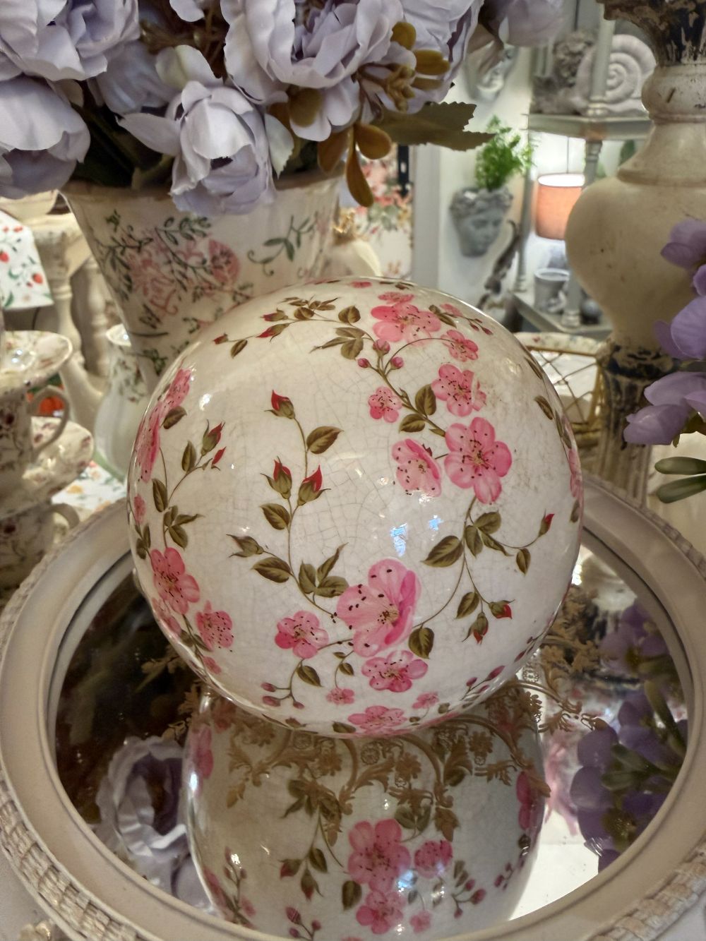 Boule Liberty en terre cuite 12 cm motif floral rose poudré et vert sur fond blanc patiné, décoration romantique shabby chic, ambiance maison de charme