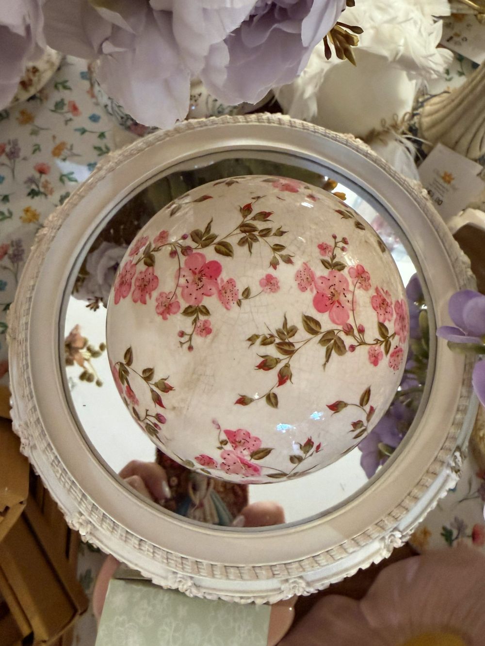 Boule Liberty en terre cuite 12 cm motif floral rose poudré et vert sur fond blanc patiné, décoration romantique shabby chic, ambiance maison de charme