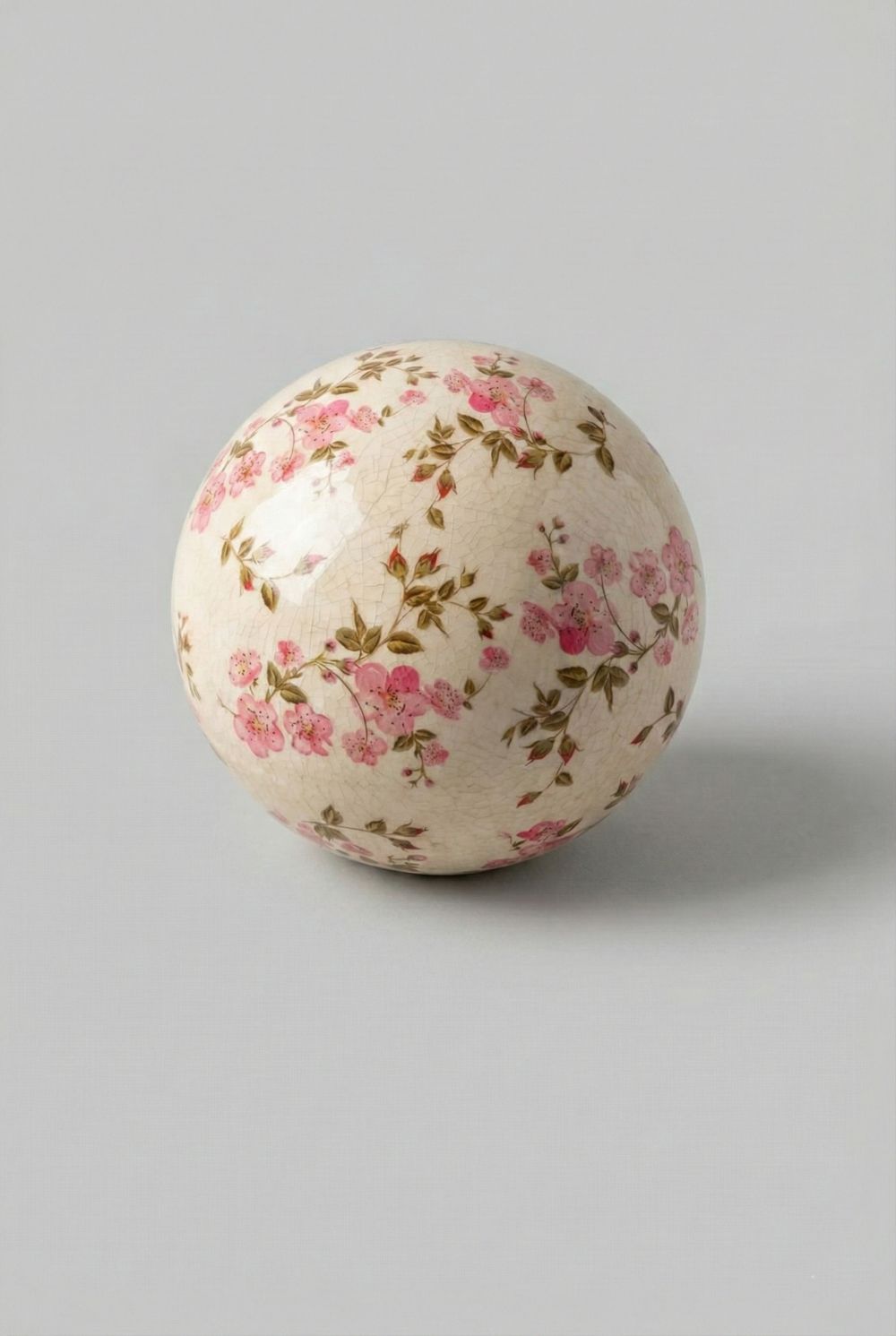 Boule Liberty en terre cuite 12 cm motif floral rose poudré et vert sur fond blanc patiné, décoration romantique shabby chic, ambiance maison de charme