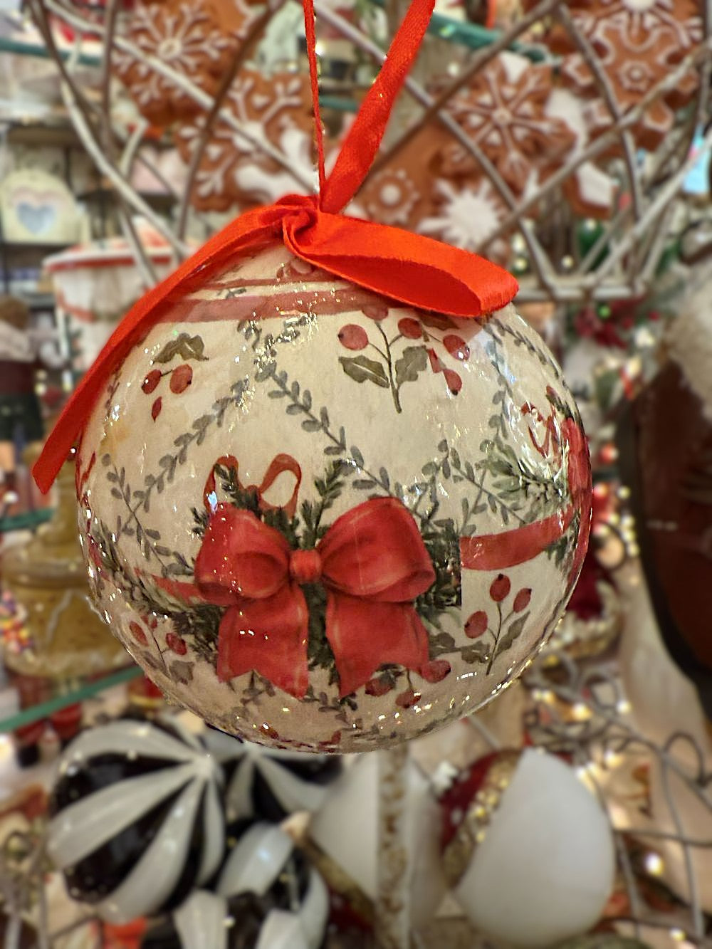 Boule de Noël en papier Blanc MariClò avec motif de souris et ruban rouge, décoration romantique shabby chic aux tons blanc, rouge et vert