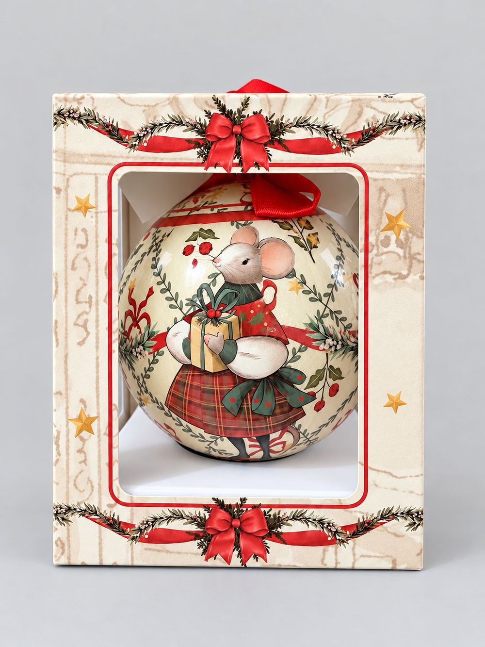 Boule de Noël Blanc MariClò au motif de souris portant un cadeau, présentée dans son coffret assorti sur fond gris clair.