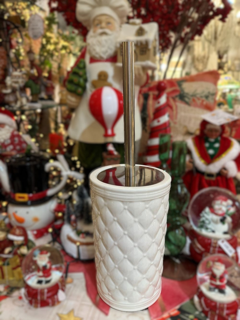 Brosse WC Boudoir Précieux en porcelaine blanche capitonnée avec manche métal argenté, style shabby chic romantique, hauteur 37 cm