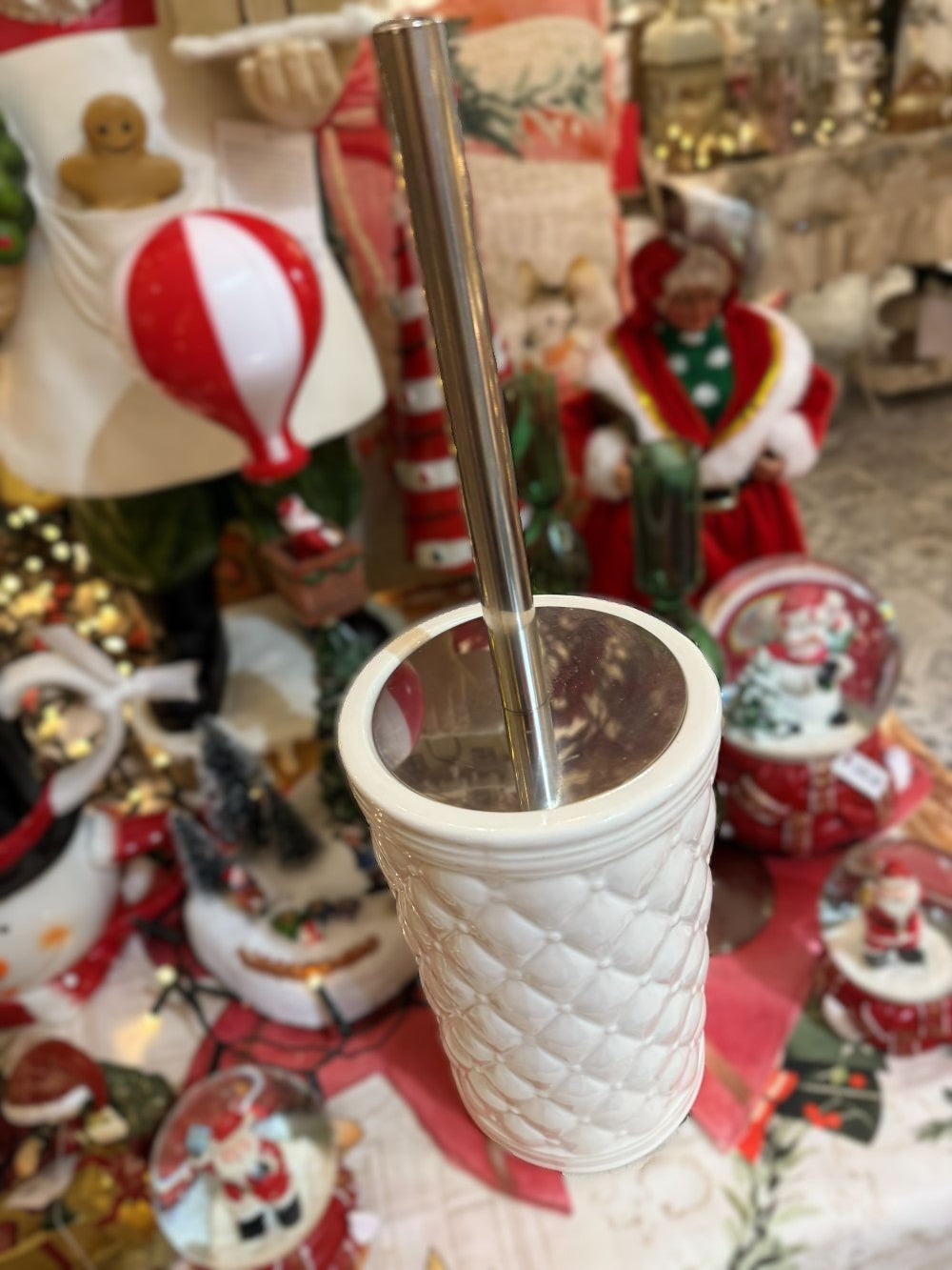 Brosse WC Boudoir Précieux en porcelaine blanche capitonnée avec manche métal argenté, style shabby chic romantique, hauteur 37 cm