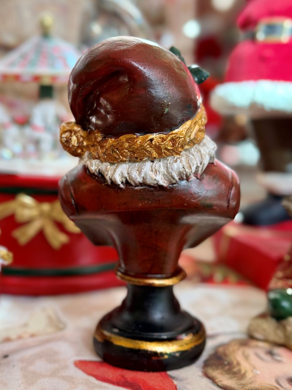 Buste décoratif du Père Noël 14,5 cm, couleurs rouge blanc or, style féérique et traditionnel pour une ambiance de Noël chaleureuse