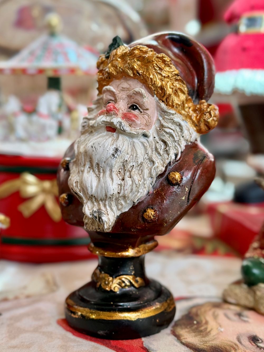 Buste décoratif du Père Noël 14,5 cm, couleurs rouge blanc or, style féérique et traditionnel pour une ambiance de Noël chaleureuse