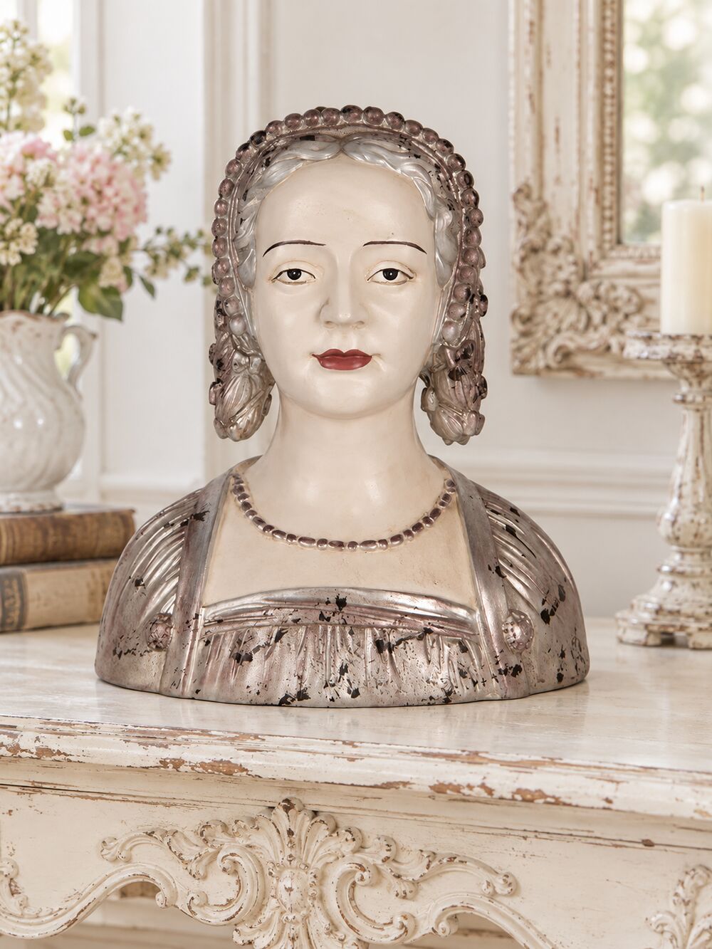 Buste de femme Madame la Marquise vu de face sur une console claire avec des fleurs.