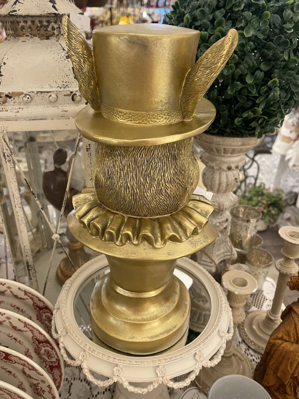 Buste décoratif lapin doré avec chapeau haut-de-forme, décoration de Pâques élégante, style shabby chic et ambiance féérique