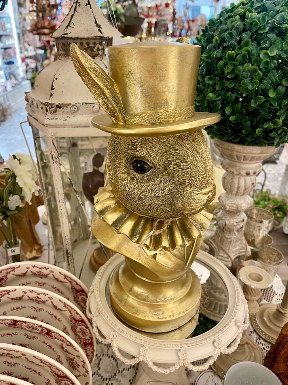 Buste décoratif lapin doré avec chapeau haut-de-forme, décoration de Pâques élégante, style shabby chic et ambiance féérique