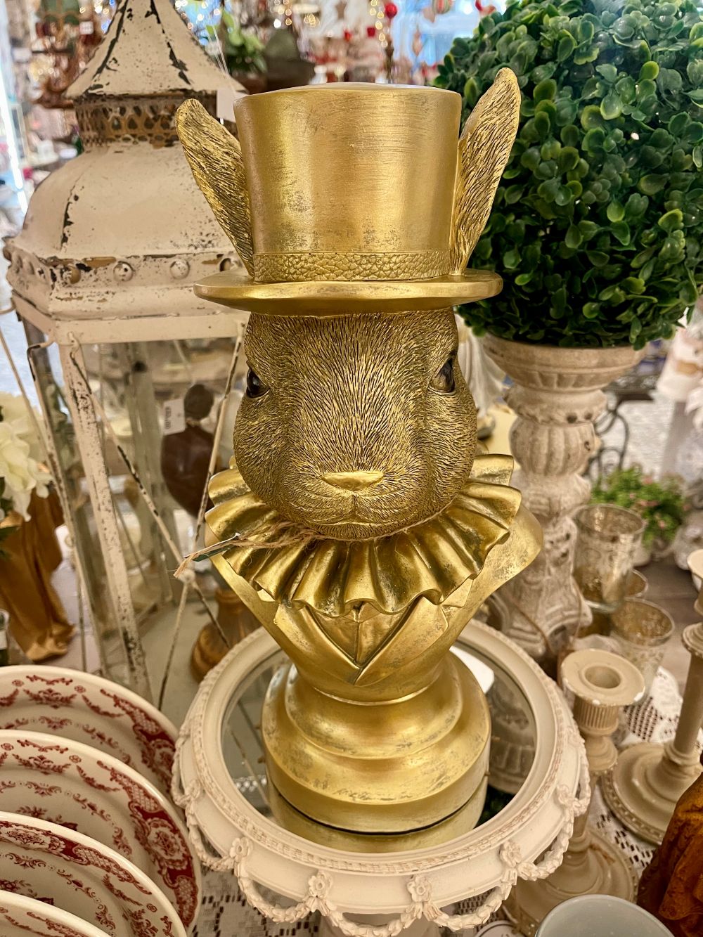 Buste décoratif lapin doré avec chapeau haut-de-forme, décoration de Pâques élégante, style shabby chic et ambiance féérique