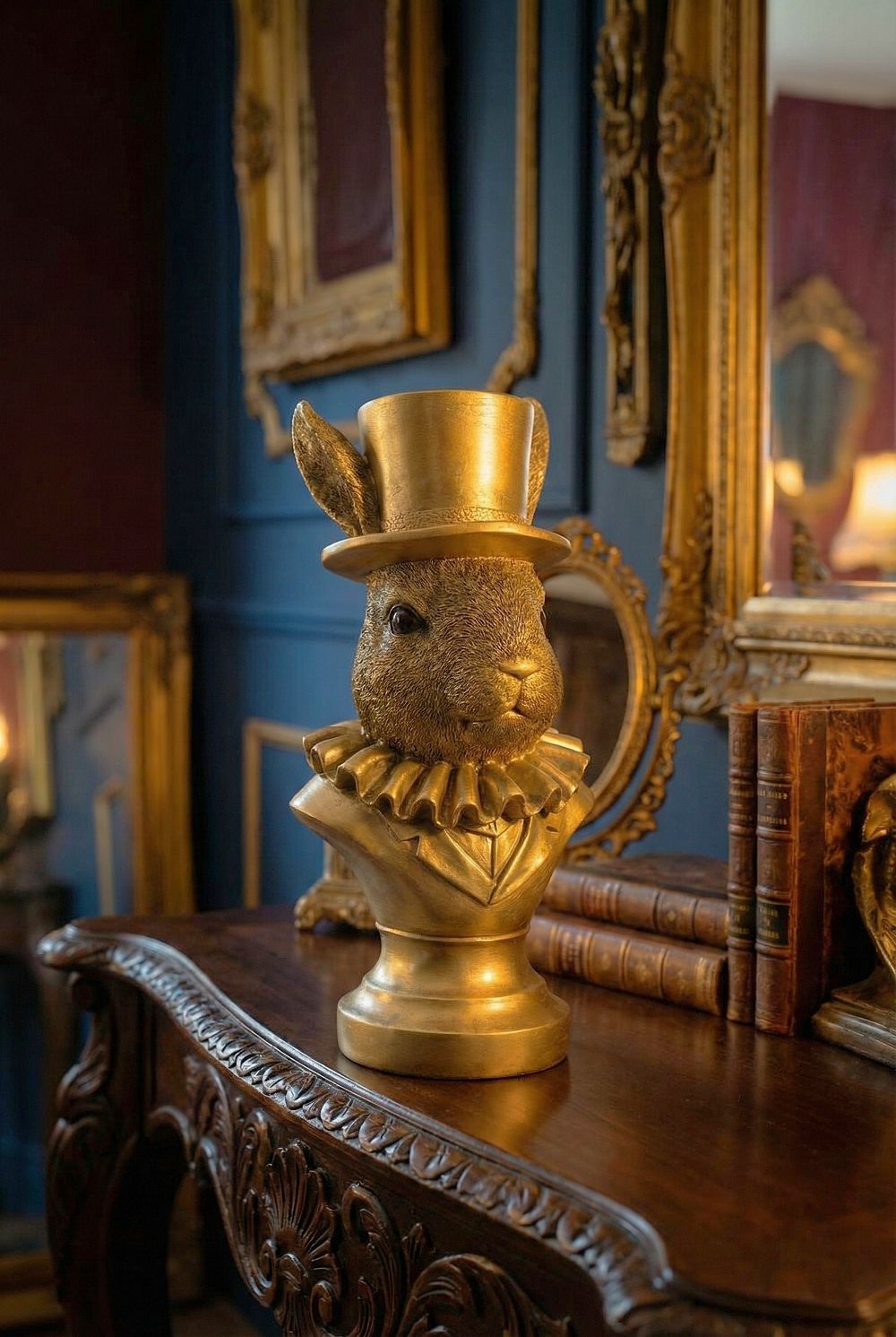 Buste décoratif lapin doré avec chapeau haut-de-forme, décoration de Pâques élégante, style shabby chic et ambiance féérique