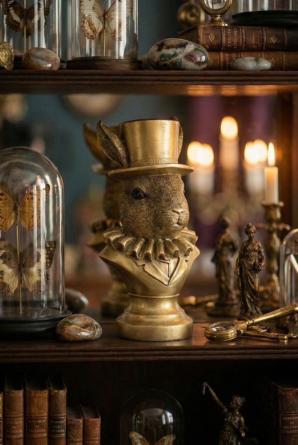 Buste décoratif lapin doré avec chapeau haut-de-forme, décoration de Pâques élégante, style shabby chic et ambiance féérique