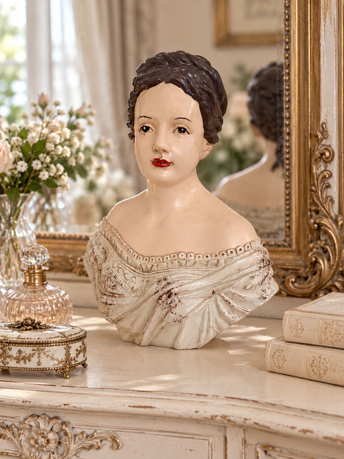 Buste décoratif de femme Olympe aux cheveux bruns et tenue blanc cassé patinée, style romantique shabby chic pour console ou coiffeuse