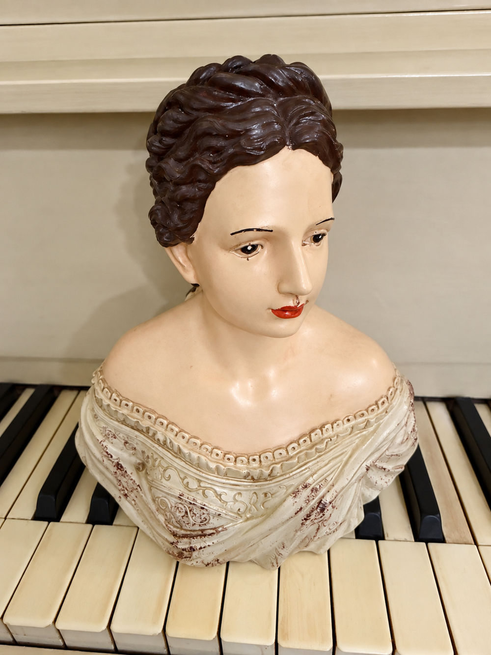 Buste décoratif de femme Olympe aux cheveux bruns et tenue blanc cassé patinée, style romantique shabby chic pour console ou coiffeuse
