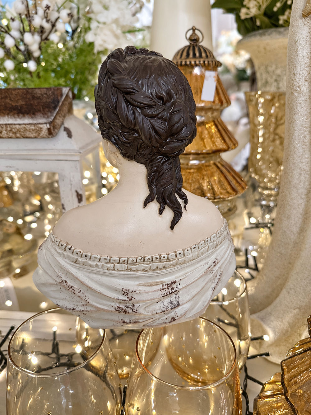 Buste décoratif de femme Olympe aux cheveux bruns et tenue blanc cassé patinée, style romantique shabby chic pour console ou coiffeuse