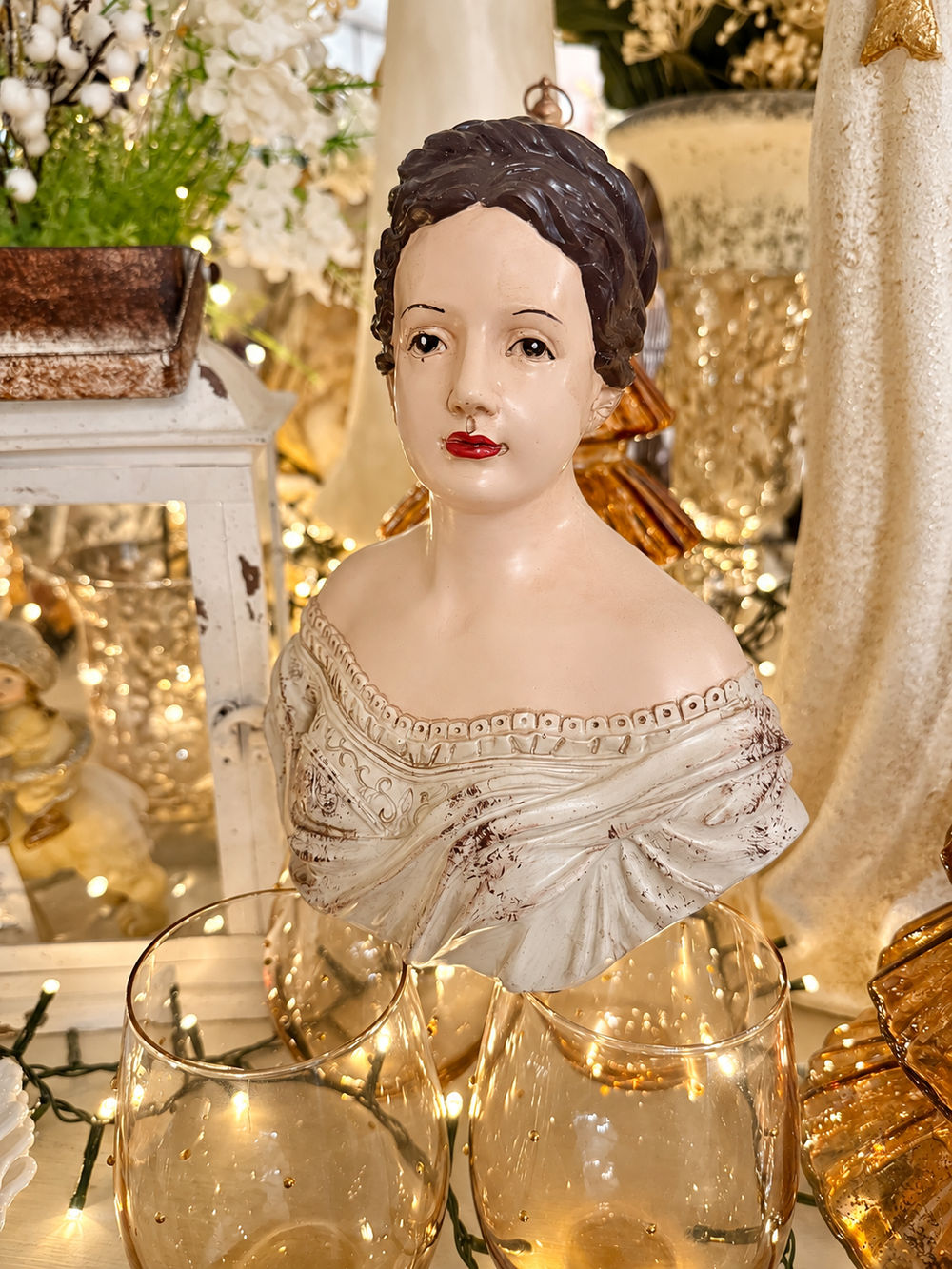 Buste décoratif de femme Olympe aux cheveux bruns et tenue blanc cassé patinée, style romantique shabby chic pour console ou coiffeuse