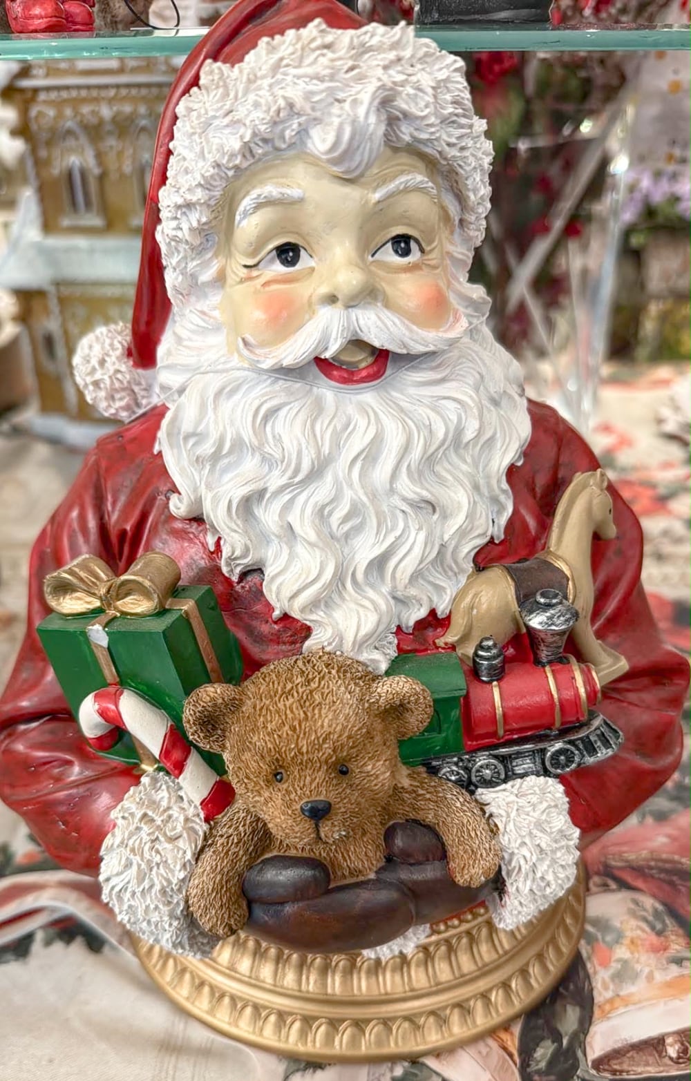 Buste Père Noël Enchanté rouge et blanc avec ours, cadeaux et petits jouets sur socle doré, décoration de Noël vintage et féérique
