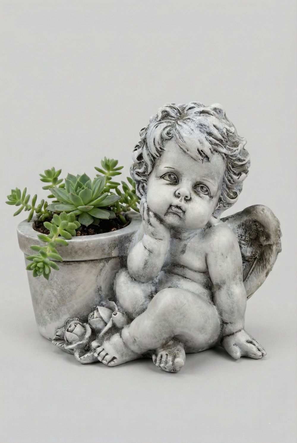 Cache-pot ange en résine gris patiné 22 cm, style shabby chic et décoration romantique, angelot ailé assis avec pot intégré, ambiance poétique et charme ancien.