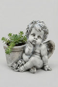 Cache-pot ange en résine gris patiné 22 cm, style shabby chic et décoration romantique, angelot ailé assis avec pot intégré, ambiance poétique et charme ancien.
