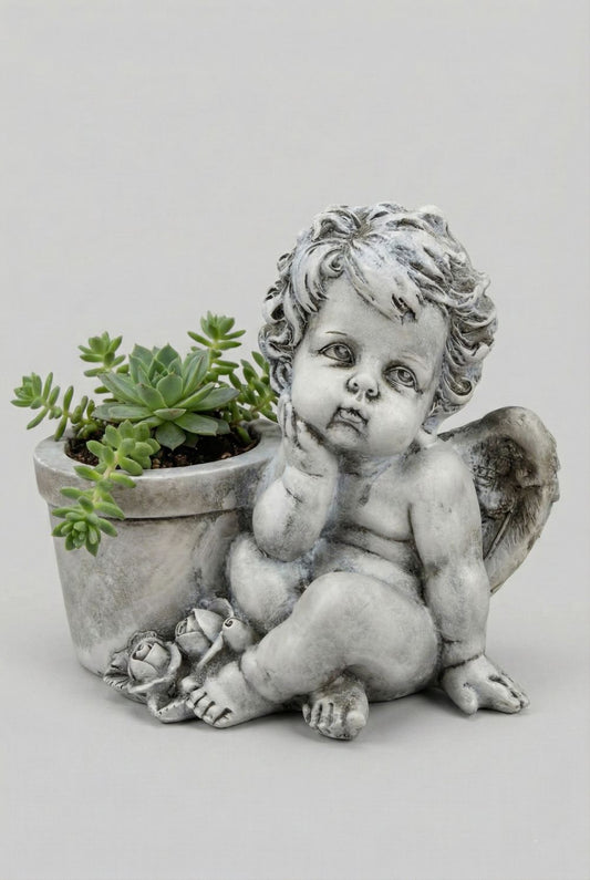 Cache-pot ange en résine gris patiné 22 cm, style shabby chic et décoration romantique, angelot ailé assis avec pot intégré, ambiance poétique et charme ancien.